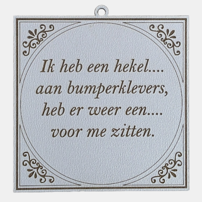 MDF Tekstbordje Bumperklevers Humor Spreuk Vierkant wit MDF-tegeltje met bruine rand en de humoristische tekst Ik heb een hekel aan bumperklevers, heb er weer een voor me zitten.