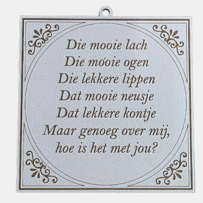 MDF Tekstbordje Genoeg Over Mij Humor Spreuk Vierkant wit MDF-tegeltje met bruine sierrand en de grappige tekst Die mooie lach, die mooie ogen, die lekkere lippen, dat mooie neusje, dat lekkere kontje... maar genoeg over mij, hoe is het met jou?