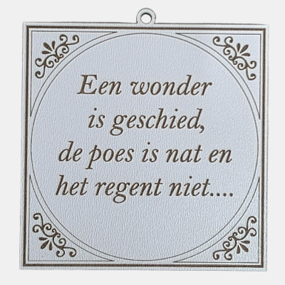 MDF Tekstbordje Een wonder is geschied spreuk Maak een seo correcte alttekst, titel, bijschrift en omschrijving zonder bulletpunten van bijgevoegde foto het betreft een tegeltje van MDF met een leuke spreuk Maak een lange productbeschijving van bijgevoegde foto. zorg dat de tekst seo in orde is.. Maak een aparte H2 kop als begin en zorg dat er 3 stuks H3 in voorkomen. Heb het niet over letherlook, tegeltje zijn laser gegraveerd. Maak nu een korte productbeschijving van deze foto van maximaal 1 alinea lang. zorg dat de tekst seo in orde is. Zorg dat er een kopje die vetgedrukte is Maak vervolgens een Metatitel van max 60 karakters en zorg dat deze eindigt met - Enjoykado Maak een Meta omschrijving van max 150 karakters