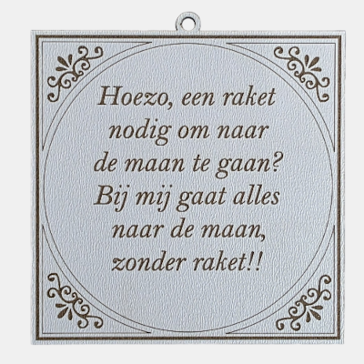 Hoezo een raket nodig Vierkant wit MDF-tegeltje met bruine lasergegraveerde tekst: Hoezo, een raket nodig om naar de maan te gaan? Bij mij gaat alles naar de maan, zonder raket!!.