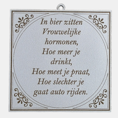 MDF Tekstbordje Vrouwelijke hormonen in bier humor Vierkant wit MDF-tegeltje met bruine lasergravure over vrouwelijke hormonen in bier, veel praten en slecht autorijden.