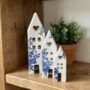 Opengewerkt set van drie huisjes met blauwe bloemen Decoratief opengewerkte set huisjes van porseleingips met verfijnde details