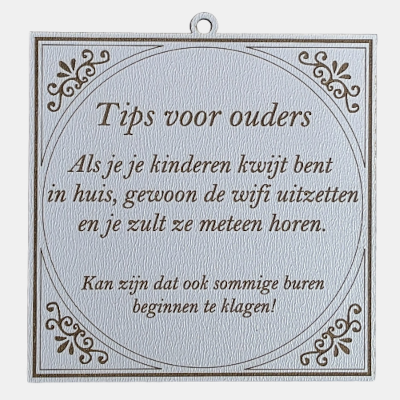 MDF Tekstbordje Tips voor ouders wifi humor Vierkant wit MDF-tegeltje met bruine lasergegraveerde tekst Tips voor ouders over het uitzetten van de wifi om kinderen te vinden en klagende buren.