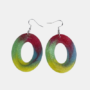 Grote ovale epoxy oorbellen met veelkleurig abstract verloop en glitters Paar grote handgemaakte ovale epoxy oorbellen met een abstract en kleurrijk verloop van roze, groen, geel en blauw voorzien van sprankelende glitters op een witte achtergrond.