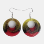 Paar handgemaakte ronde epoxy oorbellen met een artistiek patroon van rood, goud en zwart met een opvallend open rond detail in het midden.