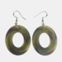 Paar handgemaakte ovale oorbellen van epoxy hars met een gemêleerd design in goudgroen en antracietgrijs voorzien van fijne glitters op een witte achtergrond