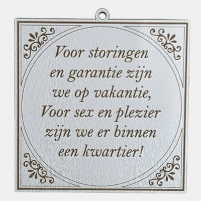 MDF Tekstbordje Voor storingen en garantie humor spreuk Vierkant wit MDF-tegeltje met bruine lasergegraveerde tekst over storingen en garantie die op vakantie zijn, en plezier dat binnen een kwartier aanwezig is.