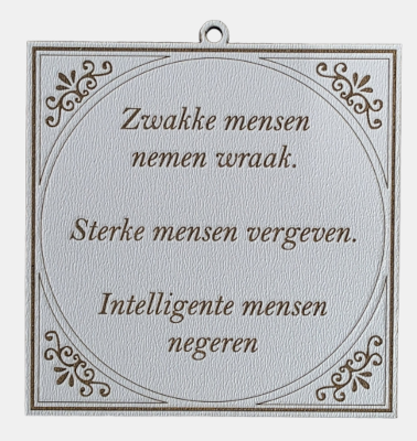 MDF Spreuktegeltje - Zwakke mensen nemen wraak Vierkant MDF tegeltje met de tekst Zwakke mensen nemen wraak, Sterke mensen vergeven, Intelligente mensen negeren in een sierlijk lettertype met klassieke hoekornamenten.