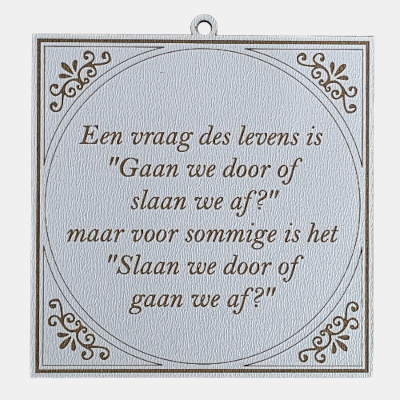 MDF Tekstbordje Een vraag des levens humor spreuk Vierkant wit MDF-tegeltje met bruine lasergegraveerde tekst over de vraag des levens gaan we door of slaan we af.