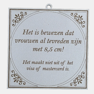 MDF Tekstbordje Vrouwen tevreden met 8,5 cm humor Vierkant wit MDF-tegeltje met bruine lasergravure over vrouwen die tevreden zijn met 8,5 cm ongeacht of het Visa of Mastercard is.