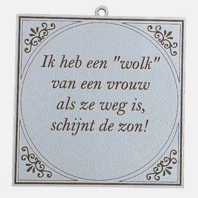 MDF Tekstbordje Ik heb een wolk van een vrouw humor Wit vierkant MDF-tegeltje met bruine lasergegraveerde tekst: Ik heb een "wolk" van een vrouw, als ze weg is, schijnt de zon!