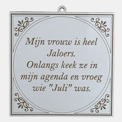 MDF Tekstbordje Mijn vrouw is heel jaloers humor Vierkant wit MDF-tegeltje met bruine lasergegraveerde tekst over een jaloerse vrouw die vraagt wie Juli in de agenda is.
