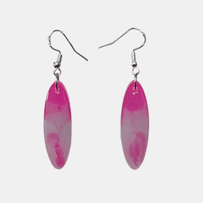 Handgemaakte ovale epoxy oorbellen met roze en wit marmerlook effect en zilverkleurige haakjes