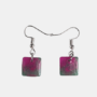 Vierkante Resin Oorbellen Roze Groen met Glitters Handgemaakte vierkante oorbellen met roze en groene hars en zilveren glitters aan zilverkleurige haakjes.