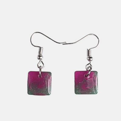 Handgemaakte vierkante oorbellen met roze en groene hars en zilveren glitters aan zilverkleurige haakjes.