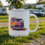 Bedrukte mok met een kleurrijke VW Bus Bedrukte keramische mok met unieke print van een kleurrijke VW Bus, 330 ml, sublimatie