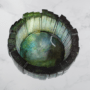 ovenaanzicht van een ronde epoxy decoratieschaal met groen-blauwe kleurovergangen op een marmeren ondergrond