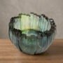 Lege groene epoxy decoratieschaal met modern geometrisch facetontwerp op houten ondergrond
