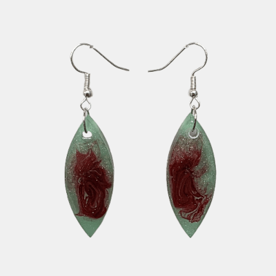 Handgemaakte epoxy oorbellen in een amandelvorm met een lichtgroene basis en een dieprood abstract marmerpatroon.