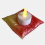 Schuin bovenaanzicht van een vierkante epoxy waxinelichthouder met kleurverloop van rood naar geel en een brandend wit LED waxinelichtje